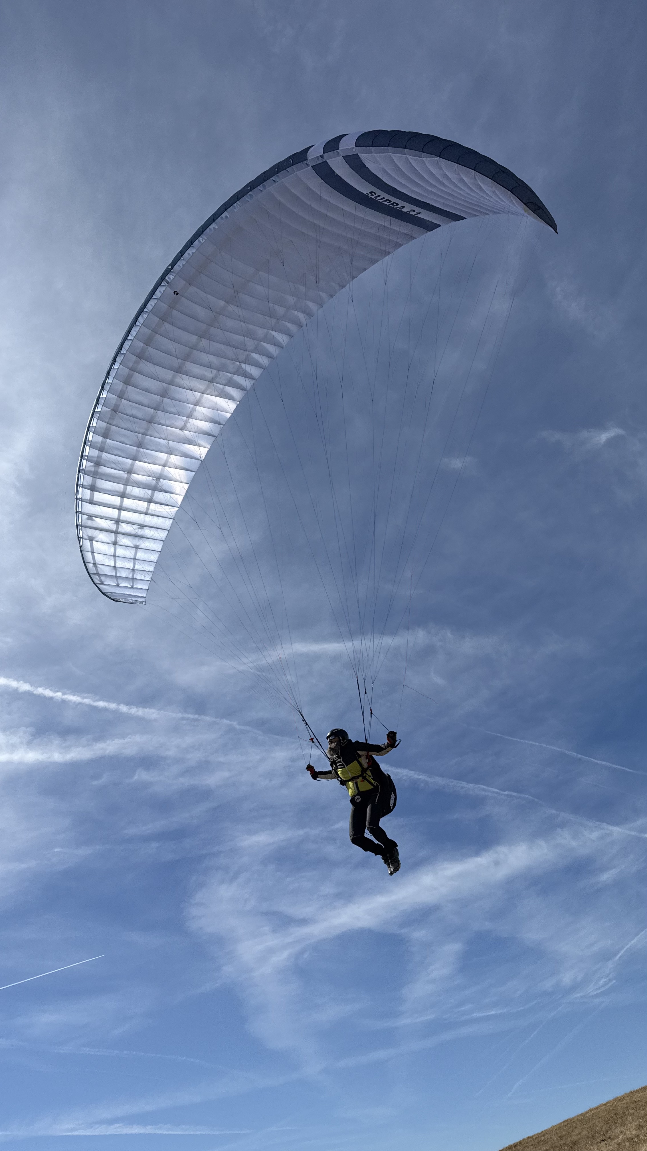 SUPRA 21 weiß-blau im Flug vor Wolkenhimmel