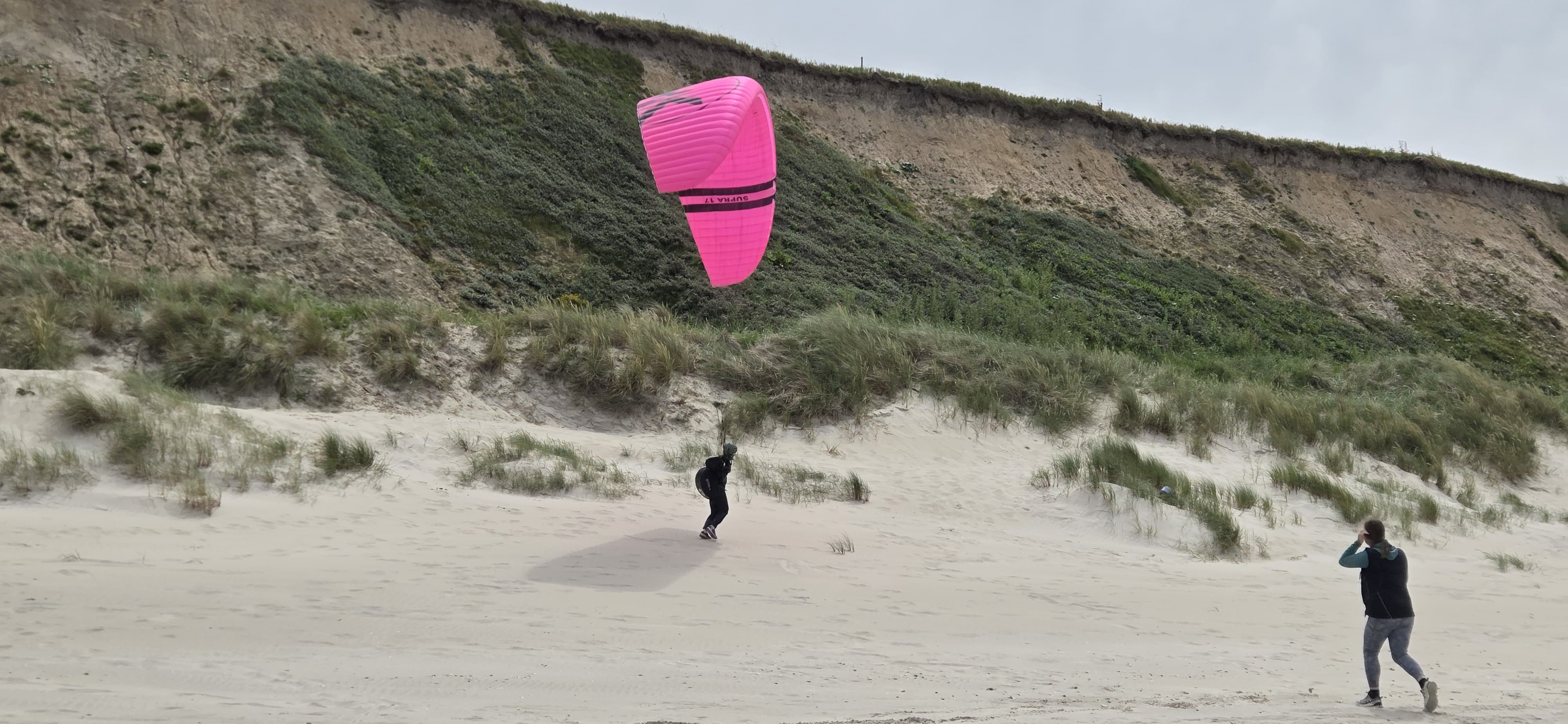 Pilot mit pinker SUPRA 17 an der Düne